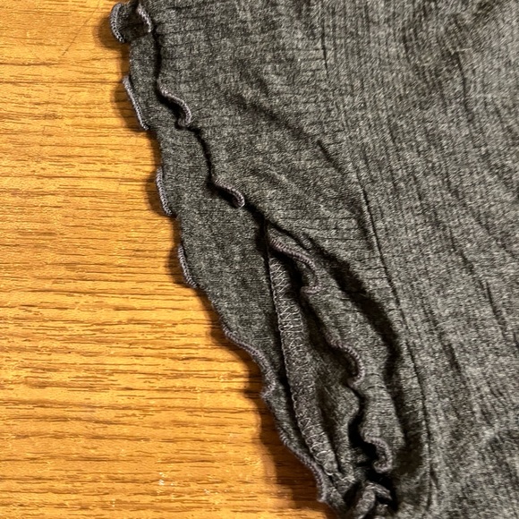 Gray Ribbed Ruched V-Neck Crop Top - Picture 3 of 4